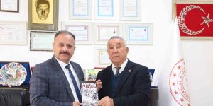 Ünsal, Soykırım kitabını Yolcu'ya hediye etti