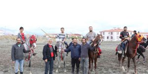 Erzincan'da ata sporu cirit yaşatılıyor