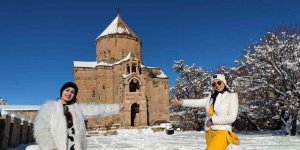 Beyaza bürünen Akdamar Adası'na İranlı turistlerden yoğun ilgi
