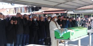 Erzincan'da kardeşinin bıçaklayarak öldürdüğü kadın öğretmenin cenazesi defnedildi