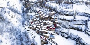 Taş evlerin kartpostallık kış manzarası