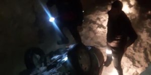 Yüksekova'da buzlu yoldan kayan araç su kanalına uçtu
