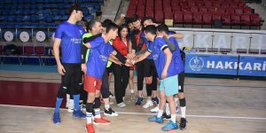 Hakkari'de kadın antrenörün çalıştırdığı erkek voleybol takımı 1. ligi hedefliyor