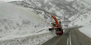 Yüksekova'da kar temizleme çalışması karayollarına emanet