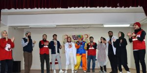 Kızılay tiyatrosu Tercan'da minik öğrencilerle buluştu