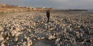 Binlerce yılda oluşan mikrobiyalitler Van Gölü'nün çekilmesiyle gün yüzüne çıktı