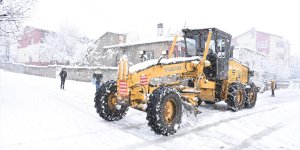 Tatvan Belediyesi karla kaplı cadde ve sokakları temizliyor