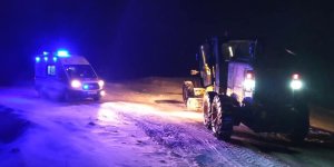 Erzurum'da kar nedeniyle yolda kalan ambulansları belediye ekipleri kurtardı