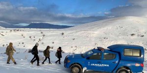 Kardan mahsur kalan öğrencileri jandarma kurtardı