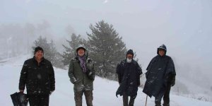 Doğa severlerin kar yağışında yürüyüş keyfi