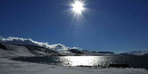 Kars'ta Aygır Gölü'nün etrafı beyaza büründü