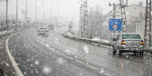 Ağrı'da etkili olan kar ve tipi sürücülere zor anlar yaşattı