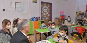 Milli Eğitim Müdürü Gürtürk, öğrencilere masal okudu