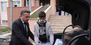 Belediye başkanı öğrenciler için makam aracıyla köy köy gezip kitap dağıtıyor