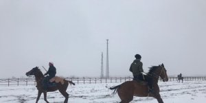 Kars'ta kar üstünde cirit gösterisi