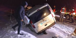 Ağrı'da şarampole devrilen hafif ticari araçtaki 3 kişi yaralandı