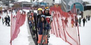 Tüm pistlerin açıldığı Palandöken Kayak Merkezi'nde hafta sonu yoğunluğu