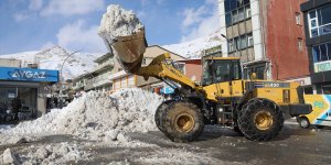 Van Başkale'de karlar kamyonlarla ilçe dışına taşınıyor