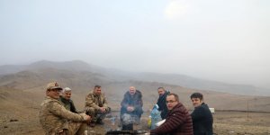 Vali Varol, Ağrı Dağı eteklerindeki Karnıyarık Tepesi’nde üs bölgesi yol çalışmasını inceledi