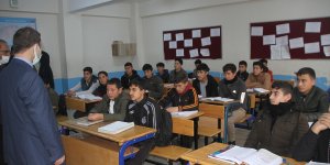 Malazgirt Kaymakamı Demirer'den okul ziyareti