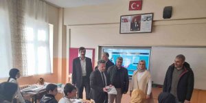 Yazıkonak Belediye başkanı, Bingöl'deki öğrencilere kitap dağıttı