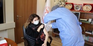 Tiyatrocular üçüncü doz aşılarını Erzincan'da vuruldu