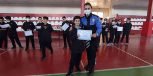 Polisten öğrencilere sertifika
