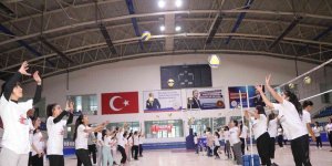 Hakkari'de Fabrika Voleybol Okulu açıldı