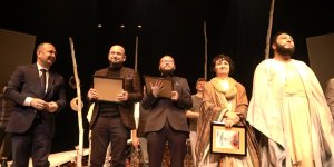 Yazar Burak Codur'un kaleme aldığı ''Aradığın Seni Arayandır'' isimli tiyatro oyunu ayakta alkışlandı