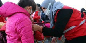 Türk Kızılay Ağrı'daki köy çocuklarını kışlık kıyafetlerle sevindirdi