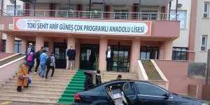 Belde belediye başkanı makam aracını servis aracına dönüştürdü, kendi elleri ile öğrencilere kitap taşıdı