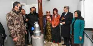 Van Valisi Bilmez temmuzdaki selde kurtarılan kadını yeni evinde ziyaret etti