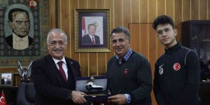 Olimpiyatlara katılma hakkı elde eden Atatürk Üniversiteli Furkan Akar'dan Rektör Çomaklı'ya ziyaret