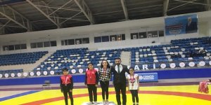 Başkan Arslan güreş turnuvası ödül törenine katıldı