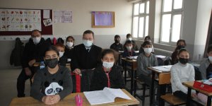 Malazgirt Kaymakamı Demirer'den okul ziyareti