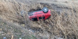 Erzincan'da su kanalına devrilen otomobilin sürücüsü yaralandı