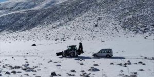 Bingöl'de buzlanma nedeniyle hafif ticari araç şarampole devrildi