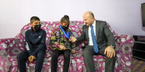 Ağrı Valisi Varol, milli güreşçi Birgül Şimşek'i evinde ziyaret etti