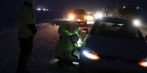 Yolda mahsur kalan sürücü polislerin "zincir" yardımıyla kurtuldu