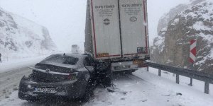 Ağrı'da kar yağışıyla kayganlaşan yolda tıra çarpan otomobilin sürücüsü yaralandı