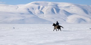 Buzla kaplı Balık Gölü’nde sıra dışı av! Fotoğraf tutkunları Ağrı’ya akın ediyor