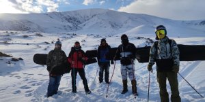 Iğdır dağlarında snowboard keyfi