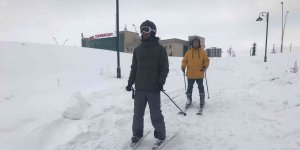 Drone pisti kar yağınca kayak pisti oldu, öğrenciler doyasıya eğlendi