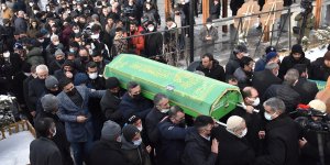 Erzurum'da çığ altında kalarak ölen 2 kişinin cenazesi toprağa verildi