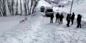 Erzurum'da üçüncü çığ, 10 araç mahsur kaldı