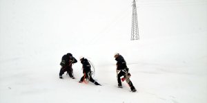 Muş'ta elektrik arıza ekibi zorlu kış şartlarına meydan okuyor