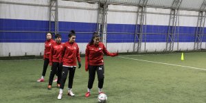 Vanlı kadın futbolcular, serüvenlerini profesyonel kulüpte sürdürecek