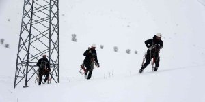 VEDAŞ ekiplerinin 2 metrelik karda zorlu kış mesaisi