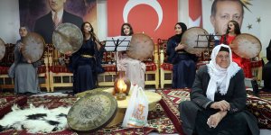Ağrı'da ev kadınları Kürtçe ve Türkçe şarkıların seslendirildiği konserde eğlendi