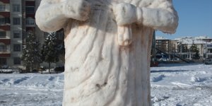 Arslantepe Höyüğü'ndeki kral Tarhunza'nın kardan heykeli yapıldı